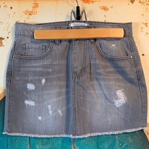 2/$35 🥰 Cool grey denim skirt